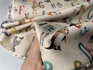 Poplin - fantastisk lækker kvalitet i beige med bogstaver